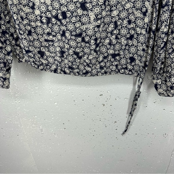 Lucky Brand size Medium Blue Floral Drawstring Bottom Blouse - Picture 6 of 11